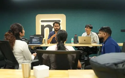 Students discussing a company case with a mentor