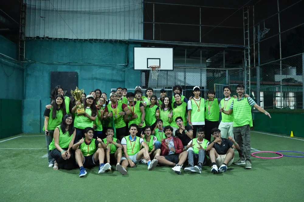 Team photo of Mesa students in sports bibs on the basketball court